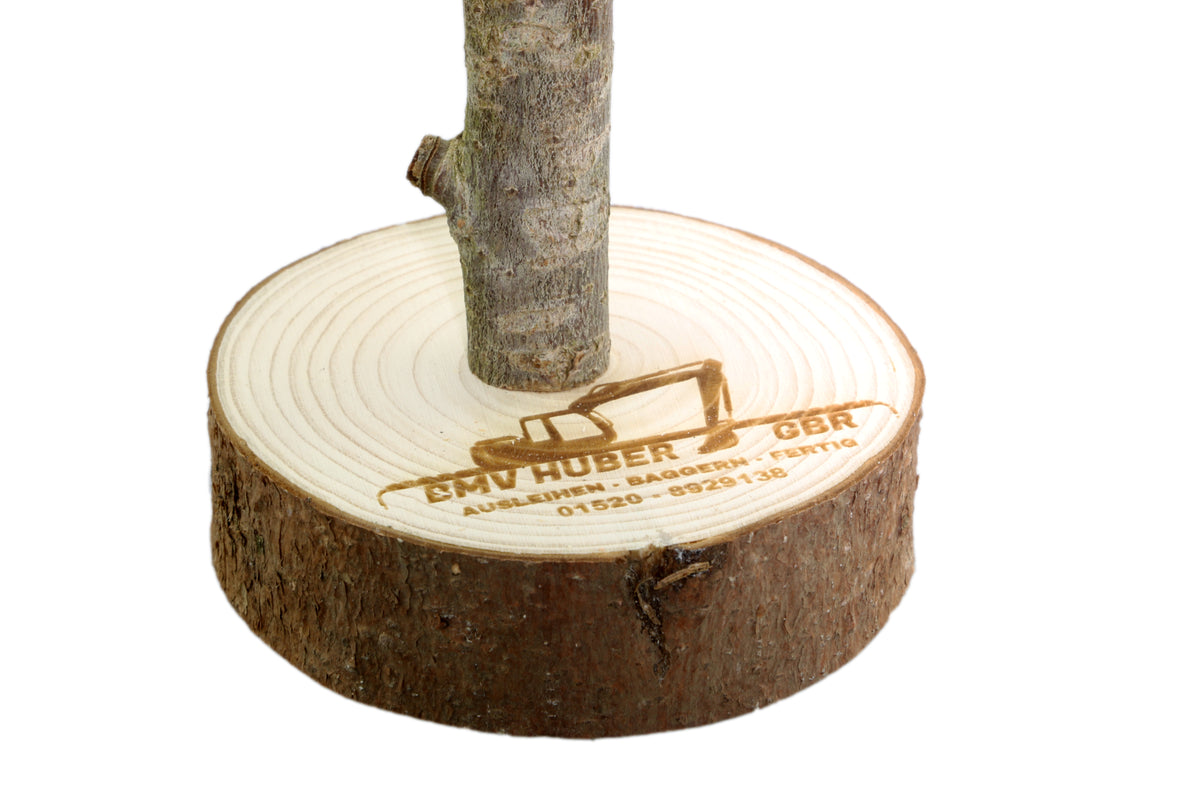 Graviertes Firmenlogo auf der Holzscheibe eines Deckelbaums.