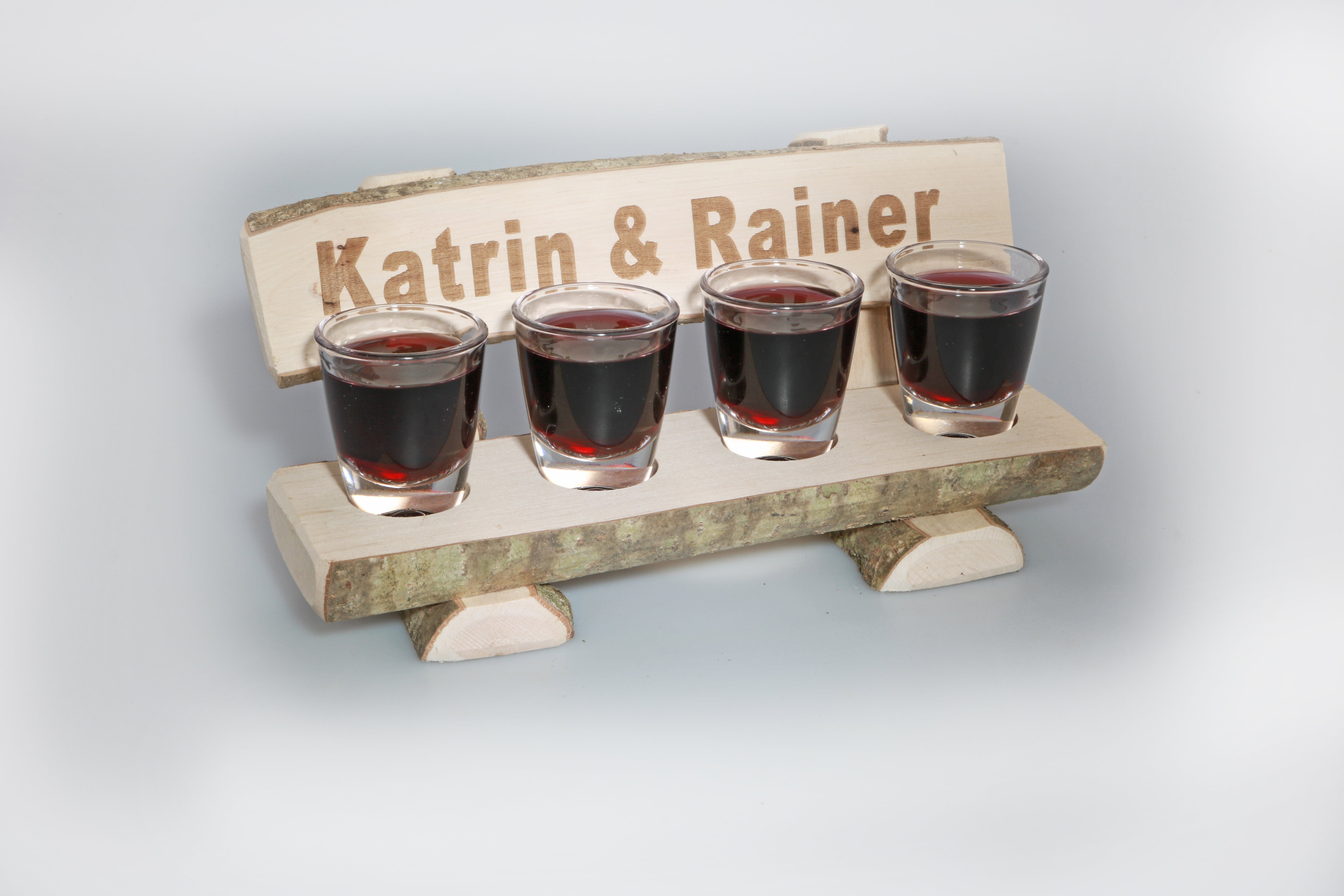 Holzbank mir Schnapsgläsern personalisiert