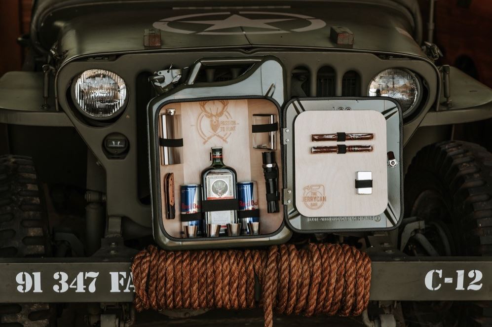 Männerhandtasche mal anders - Die Minibar für echte Jäger