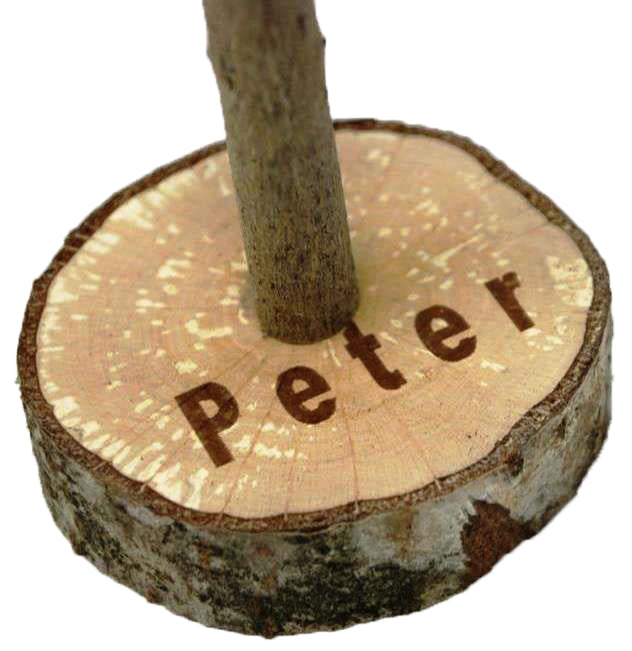 Deckelbaum-Holzsockel mit dem gravierten Namen „Peter“.
