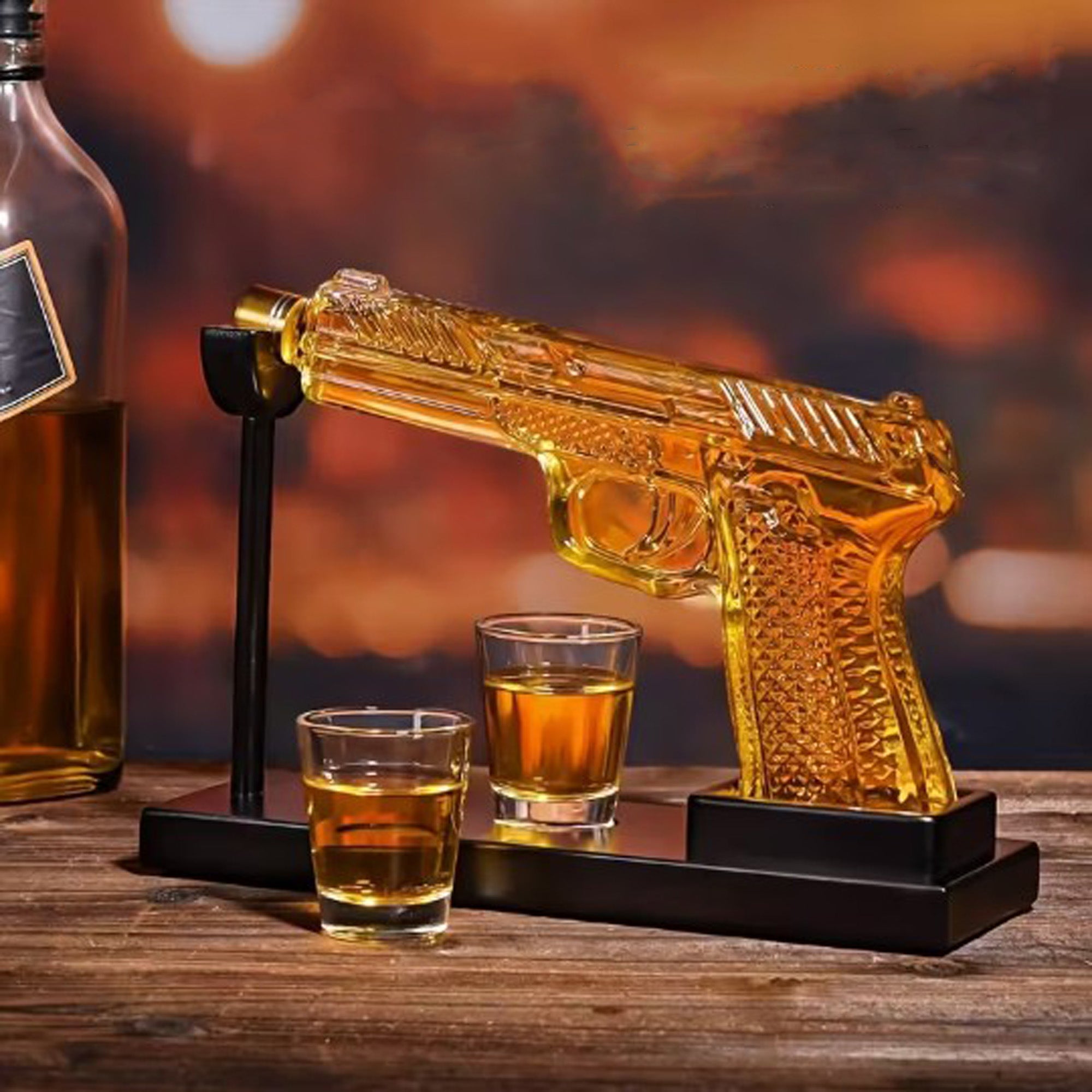 Whisky Dekanter Geschenk Set im Pistolen-Design – Exklusives Geschenk für stilvolle Männer