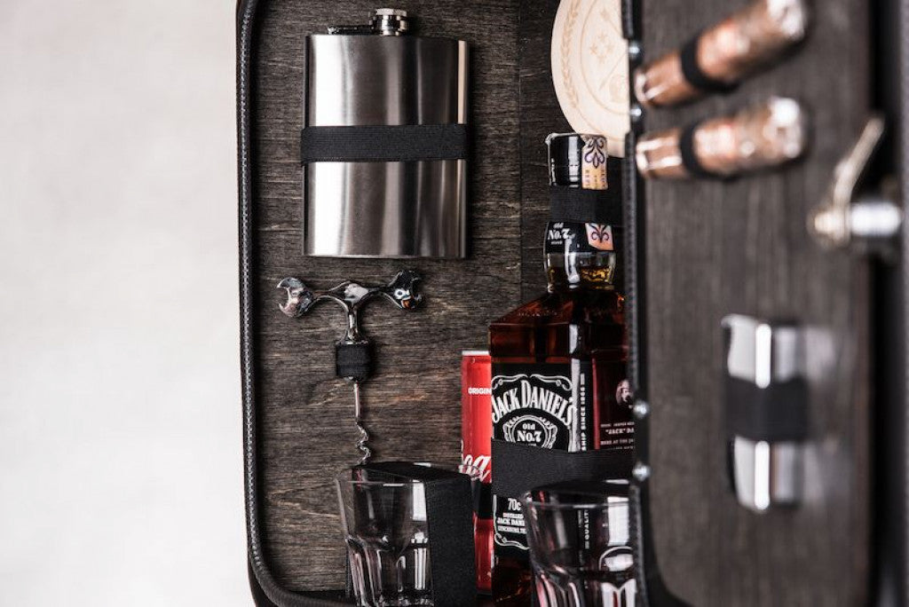 Männerhandtasche mal anders -Real Man Black Edition- Die Minibar für echte Kerle