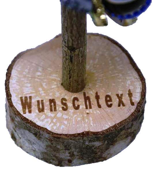 Nahaufnahme eines Deckelbaum-Sockels mit der Gravur „Wunschtext“.