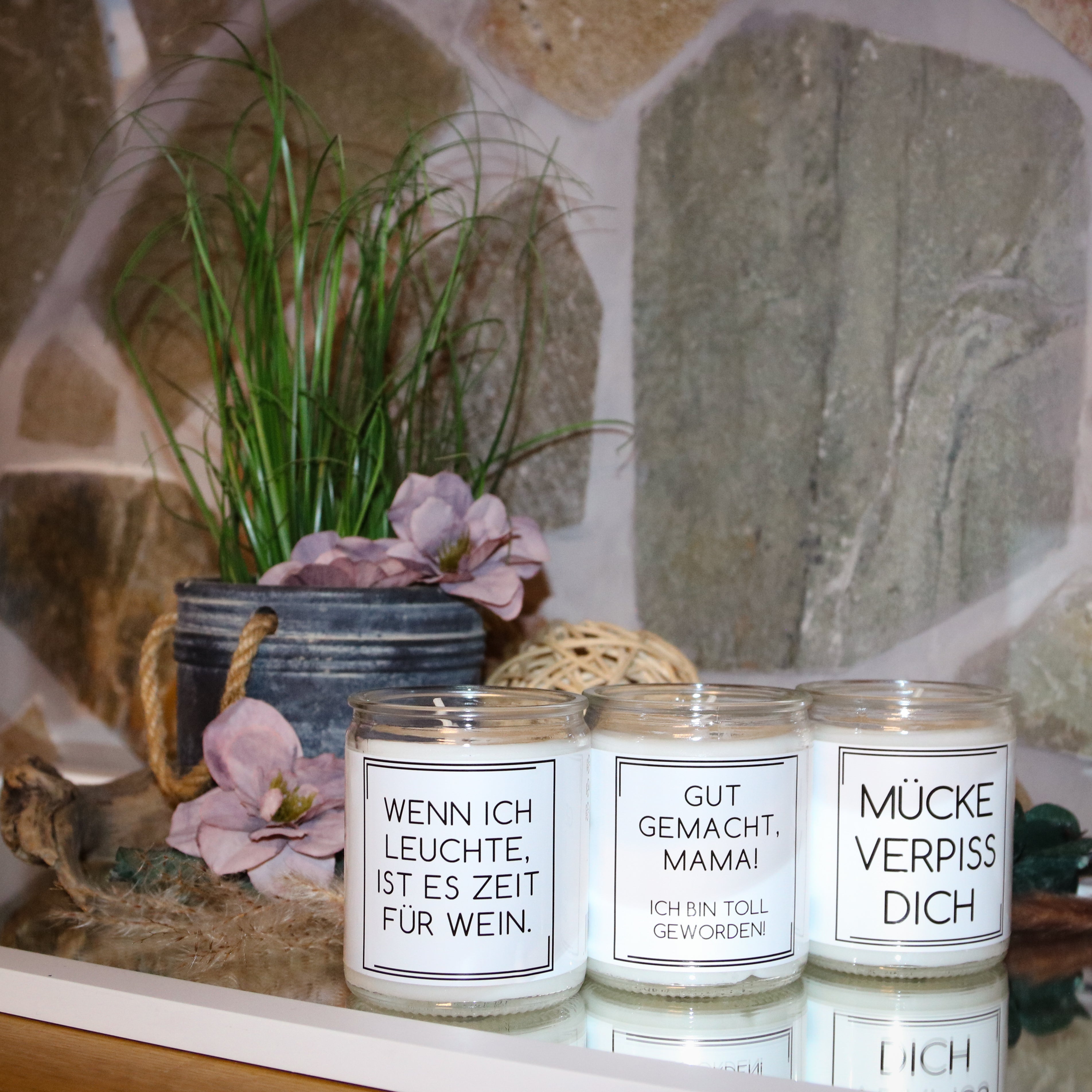 😄Witzige Kerze mit Spruch – Perfektes Geschenk für Geburtstag, Freunde, Mama & Kollegen – Freche Sprüche wie „Anzünden nach dem Kacka“ & „Bumslicht“ – Umweltfreundlich & lange Brenndauer