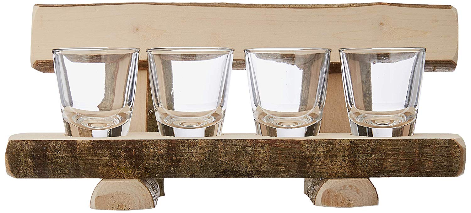 Holzbank mir Schnapsgläsern