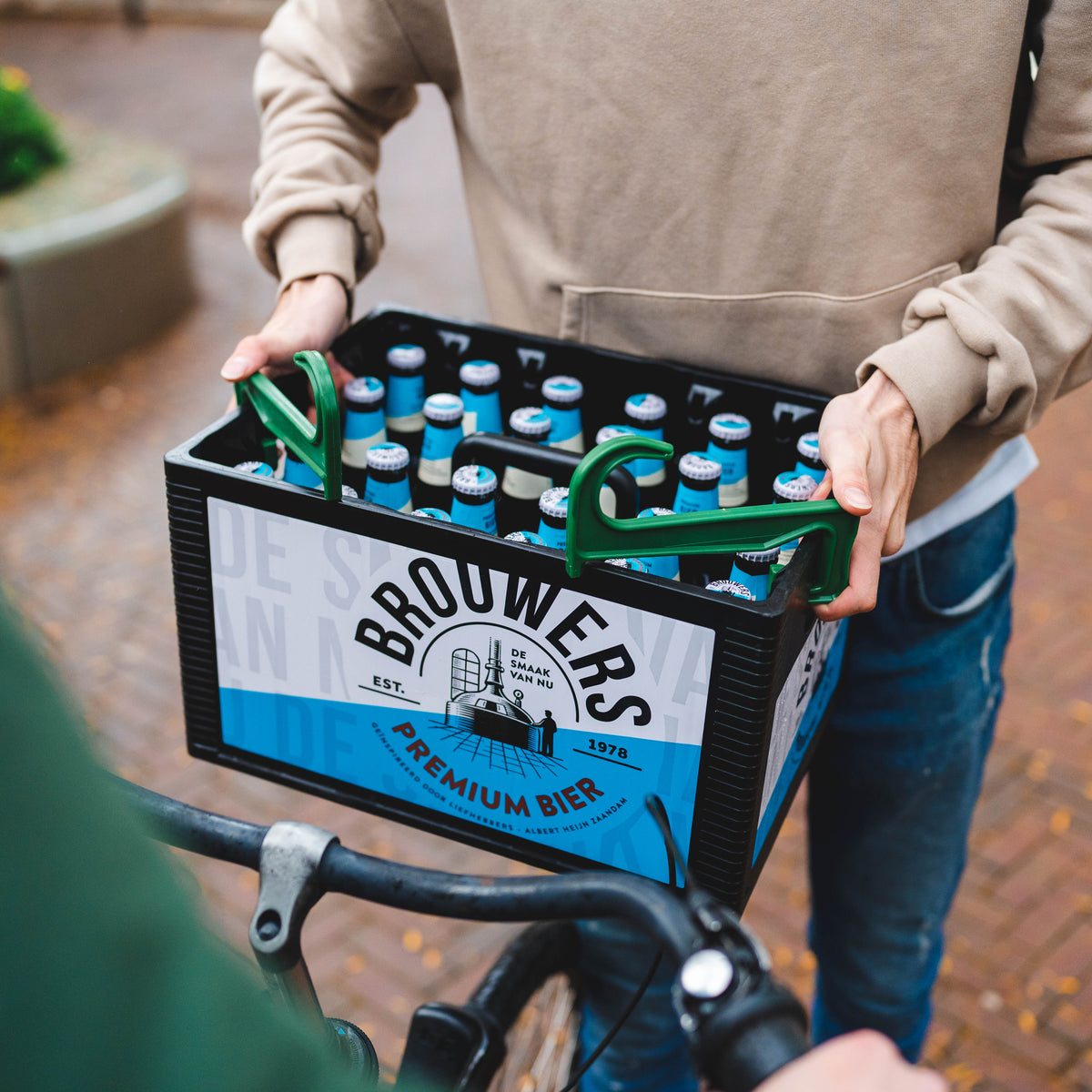 fahrradanhänger bierkasten Krathaak -> Der Bierkastenhaken für dein Fahrrad! Ultra praktisches Gadget  für den Stadtverkehr und jeden Fahrradfahrer. Noch nie War es so einfach  einen Bierkasten mit dem Fahrrad zu transportieren