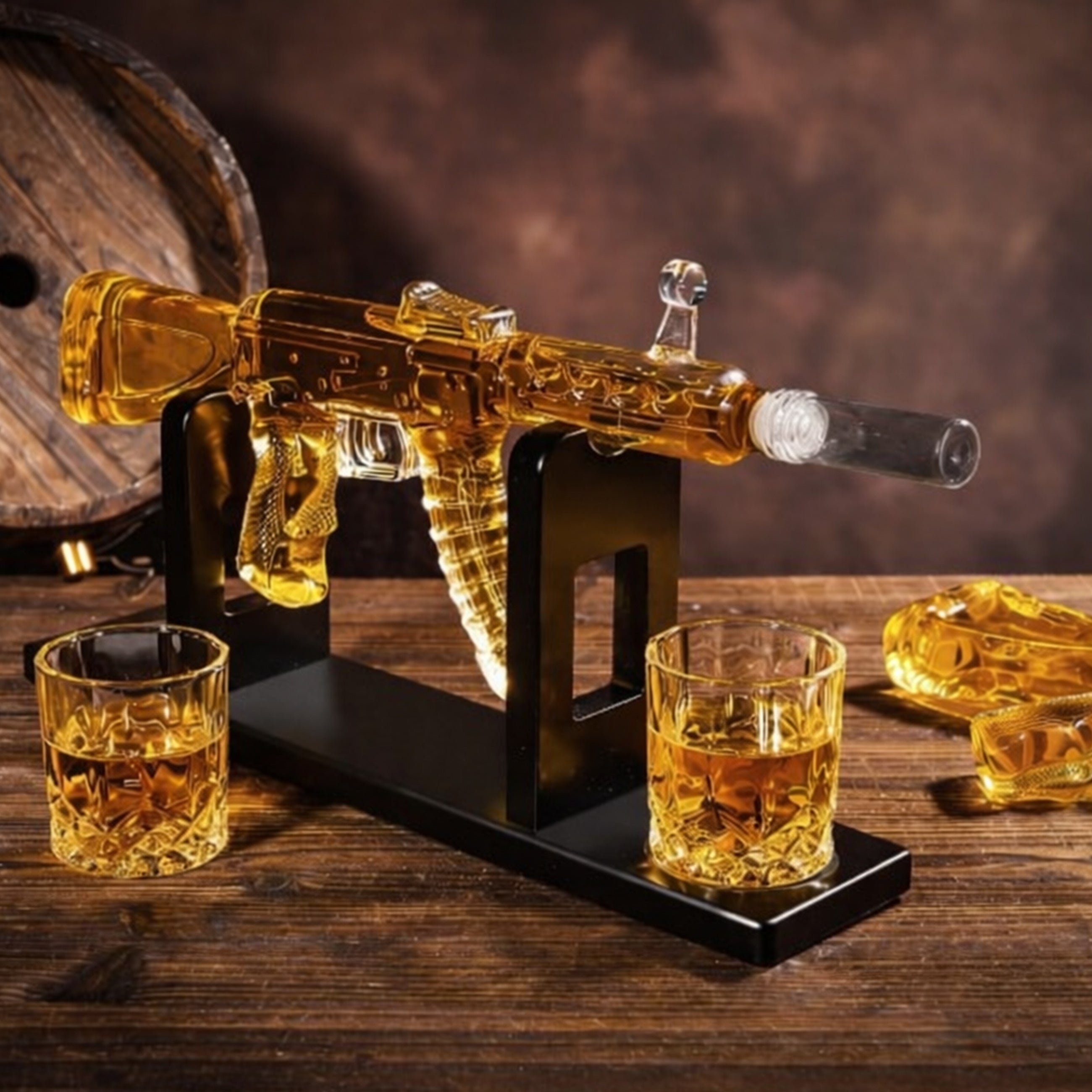AK47 Whiskey Dekanter Karaffe in Gewehrform auf Holzständer – Luxus Geschenkset