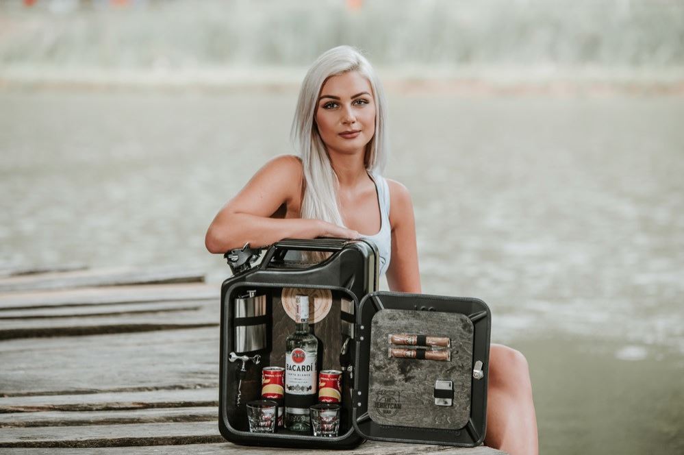 Männerhandtasche mal anders -Real Man Black Edition- Die Minibar für echte Kerle