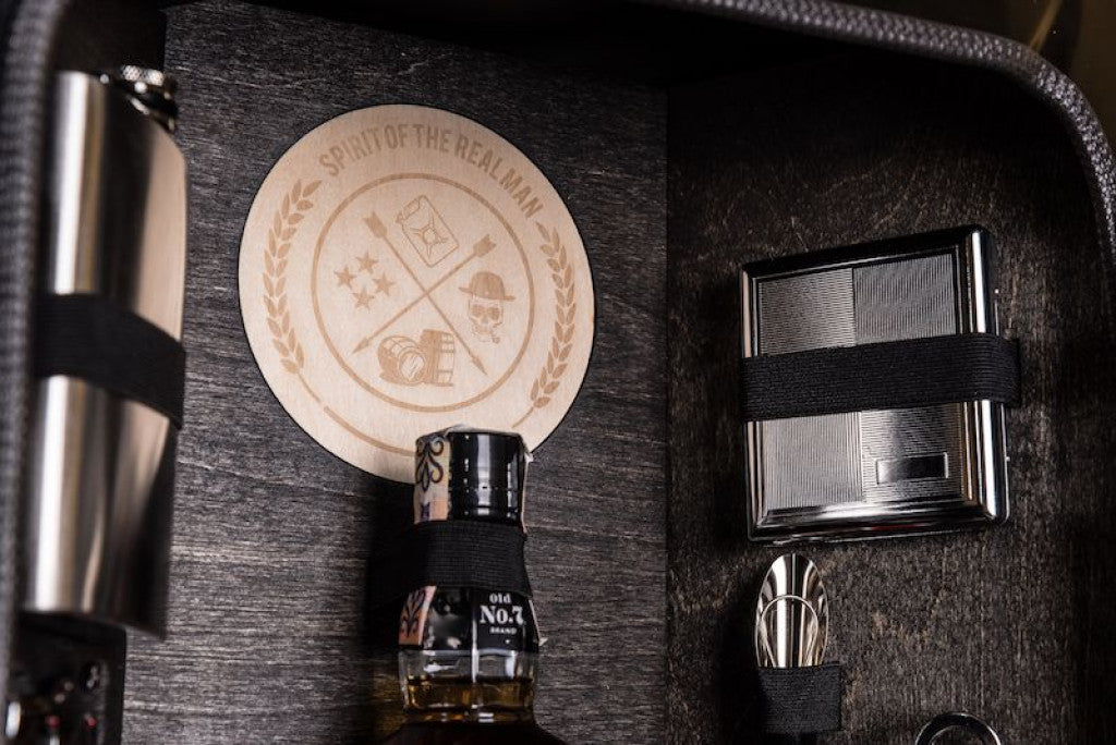 Männerhandtasche mal anders -Real Man Black Edition- Die Minibar für echte Kerle